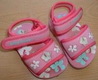 Růžové pěnové sandálky s kytičkami