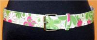 Outlet - Dámský zelený koženkový pásek s kytičkami