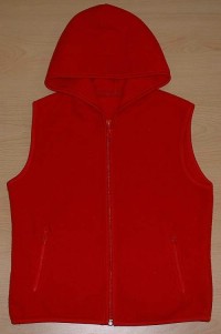 Červená fleecová vesta s kapucí