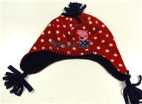 Červená fleecová čepička s puntíky a prasátkem Pepinou 