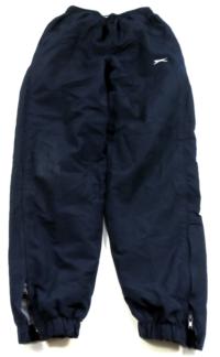Tmavomodré šusťákové kalhoty s výšivkou zn. Slazenger