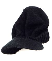 Černá pletená čepice s kšiltem
