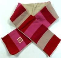 Červeno-růžovo-tmavorůžovo-béžová pruhovaná pletená šála s kytičkou 