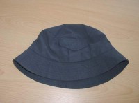 Tmavomodrý klobouček s kapsičkou