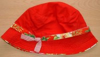 Červený pruhovaný plátěný klobouček s kytičkami - oboustranný