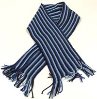 Modro-světlemodro-tmavomodrá pruhovaná pletená šála s třásněmi 