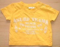 Žluté tričko s nápisy a palmami