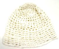 Bílá háčkovaná čepice