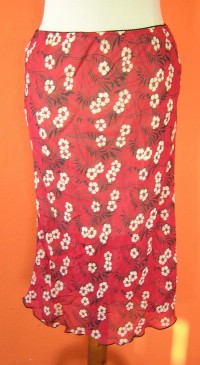 Dámská červená sukně s bílými květy a černými lístky