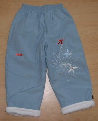 Světlemodré zateplené šusťákové kalhoty s kytičkami