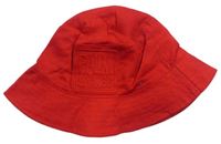 Červený plátěný klobouk s nápisy zn. F&F