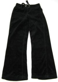 Černé sametové kalhoty s číslem 