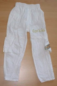 Bílé plátěné kalhoty s nápisem