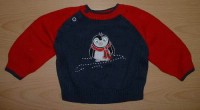 Modro-červený svetr s tučňáčkem