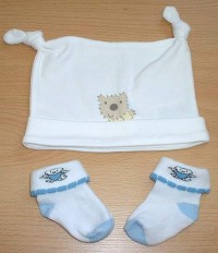 Set - bílá čepička s medvídkem a ponožtičky