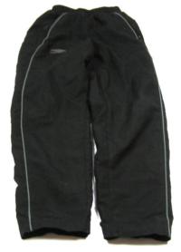 Černé šusťákové kalhoty s nápisem a logem zn. UMBRO
