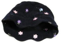 Tmavomodrý fleecový klobouček s kytičkami
