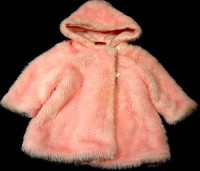Růžový chlupatý oteplený kabátek s kapucí zn. Mayoral