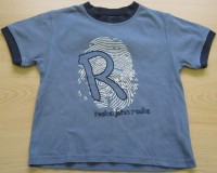Modré tričko s písmenkem zn. Rocha 