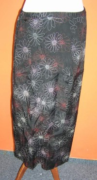 Dámská černá saténová sukně s béžovými květy zn. Marks&Spencer