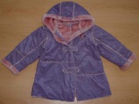 Fialový semišový kabátek kapucí a kožíškem