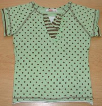 Zeleno-pruhovano-bílé tričko s puntíky