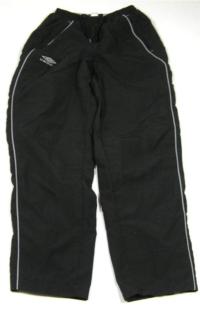 Černé šusťákové oteplené kalhoty s nápisy zn. UMBRO 