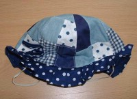 Modrý kostkovaný klobouček s puntíčky 