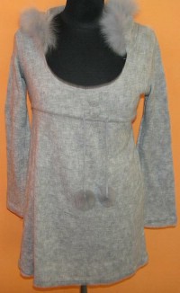 Dámský šedý dlouhý svetr s kapucí