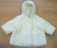 Bílý chlupatý kabátek s podšívkou a kapucí zn. Mayroal