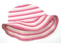 Růžovo-smetanový pruhovaný klobouček