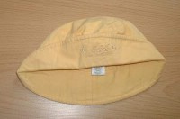 Žlutý plátěný klobouček s nápisem zn. Adams