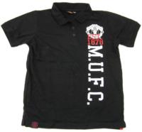 Černé tričko s číslem a písmenky a límečkem 