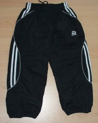 Černé šusťákové kalhoty s podšívkou a pruhy