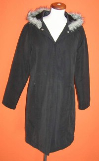 Dámský černý kabát s kapucí s kožešivkou