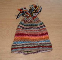 Pruhovaná pletená čepička s třásněmi 
