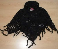 Černé pletené pončo s kapucí
