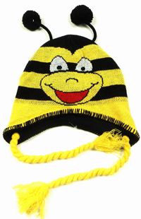 Žluto-černá pruhovaná čepice s tykadly a obličejem 