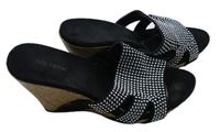 Dámské černo-stříbrné pantofle na klínku s cvočky zn. Graceland vel. 38