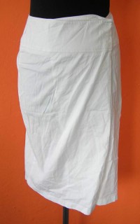 Dámská bílá plátěná sukně se zavinovacím vzhledem