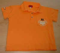 Oranžové tričko s límečkem a nápisy