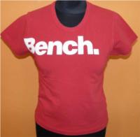 Dámské červené tričko s nápisem zn. Bench