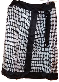 Dámská černo-bílá puntíkovaná sukně s mašlí zn. George 