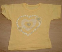 Žluté tričko s kytičkami a srdíčky 