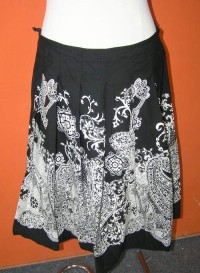 Dámská černo-bílá vzorovaná sukně