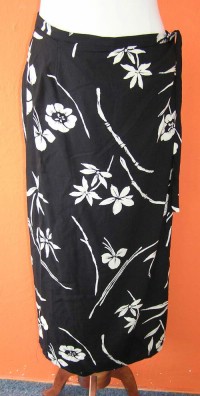 Dámská černá zavinovací sukně s béžovými květy