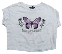 Bílé crop tričko s motýlkem a kytičkami a nápisy zn. New Look