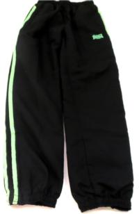 Černo-lipově zelené šusťákové kalhoty s proužky zn. Lonsdale 