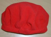 Červená fleecová čepička s mašličkou