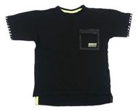 Černé tričko s kapsou a nápisy zn. Primark